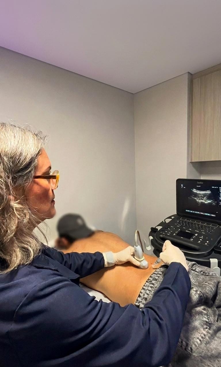 Dra. Roberta sorridente durante atendimento no consultório
