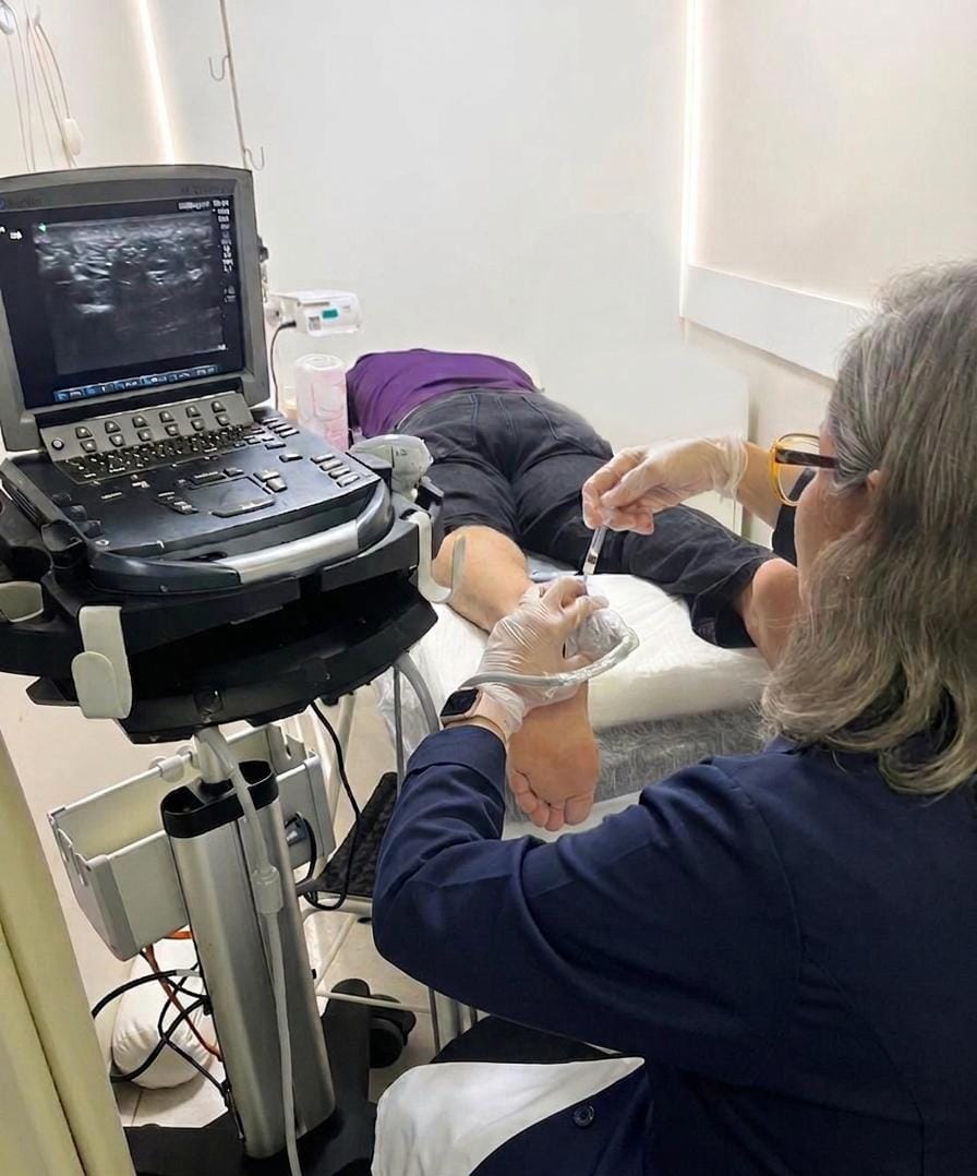 Dra. Roberta sorridente durante atendimento no consultório